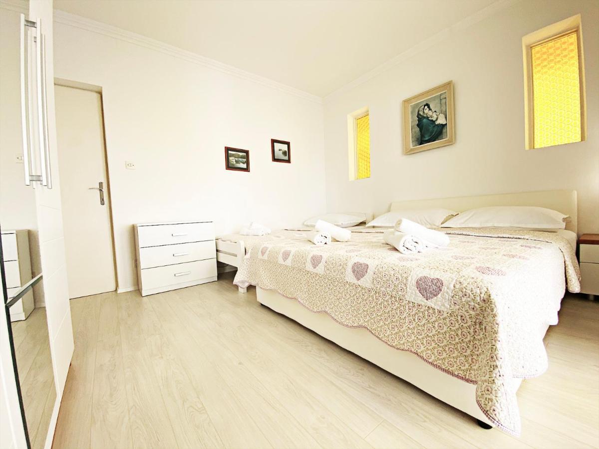 Apartments And Rooms Katarina Živogošće Esterno foto